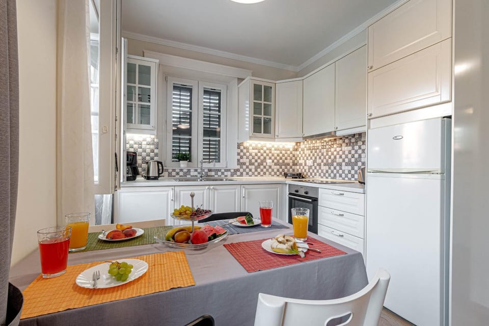 Kitchen or kitchenette, Food and drinks, Dining area, Food, oven, stove