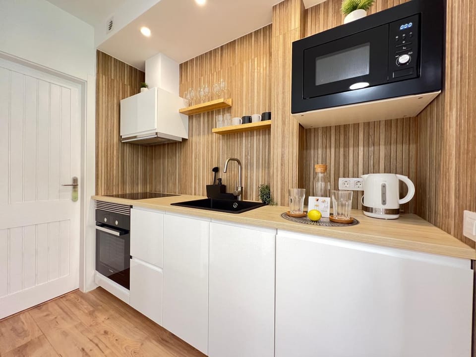 Coffee/tea facilities, Kitchen or kitchenette, stove, kitchen