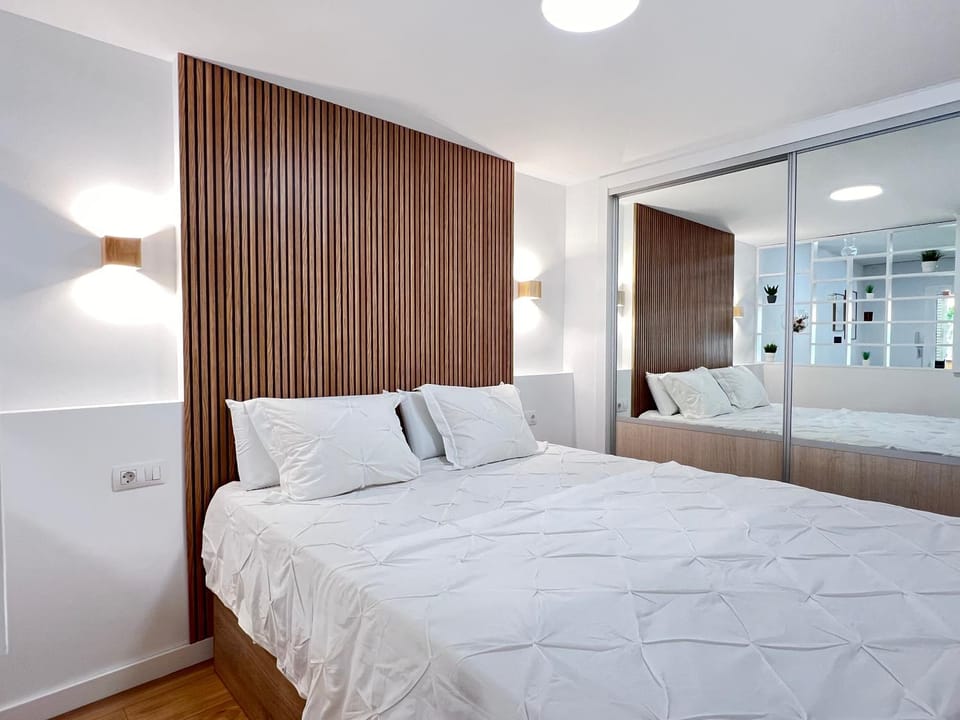 Bed, Photo of the whole room, Decorative detail, wardrobe