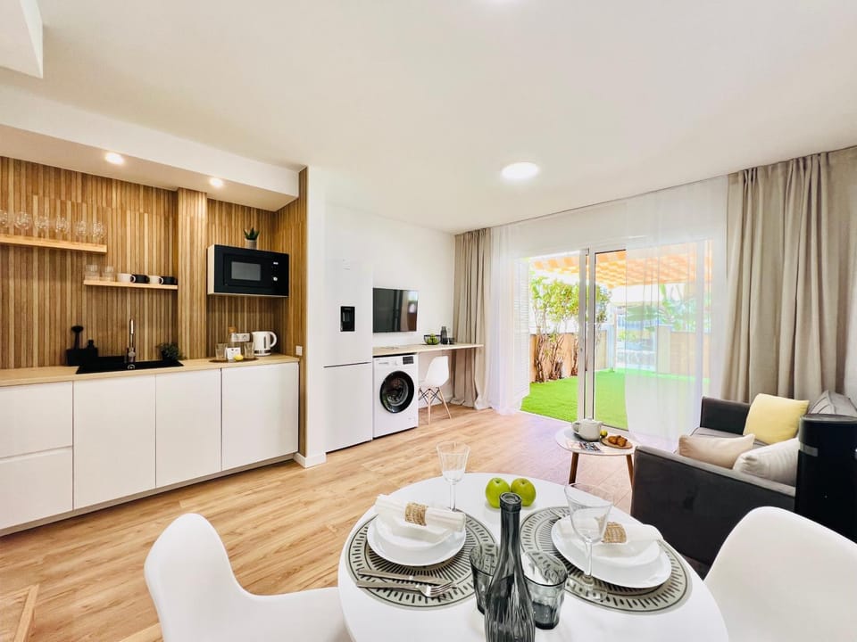 TV and multimedia, Coffee/tea facilities, Kitchen or kitchenette, Living room, Seating area, Dining area, stove, washing machine