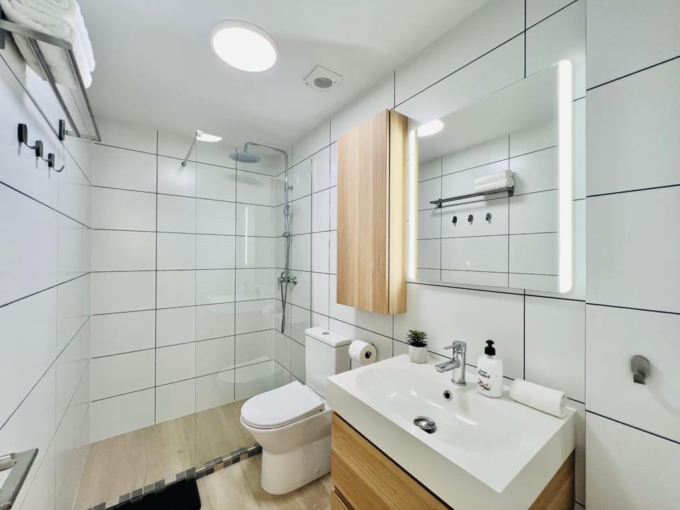 Shower, Toilet, Bathroom, towels