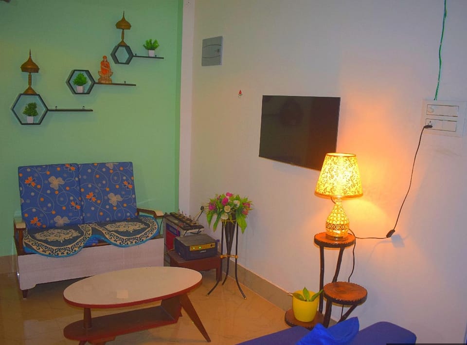 Communal lounge/ TV room, TV and multimedia, Living room, Seating area, Evening entertainment