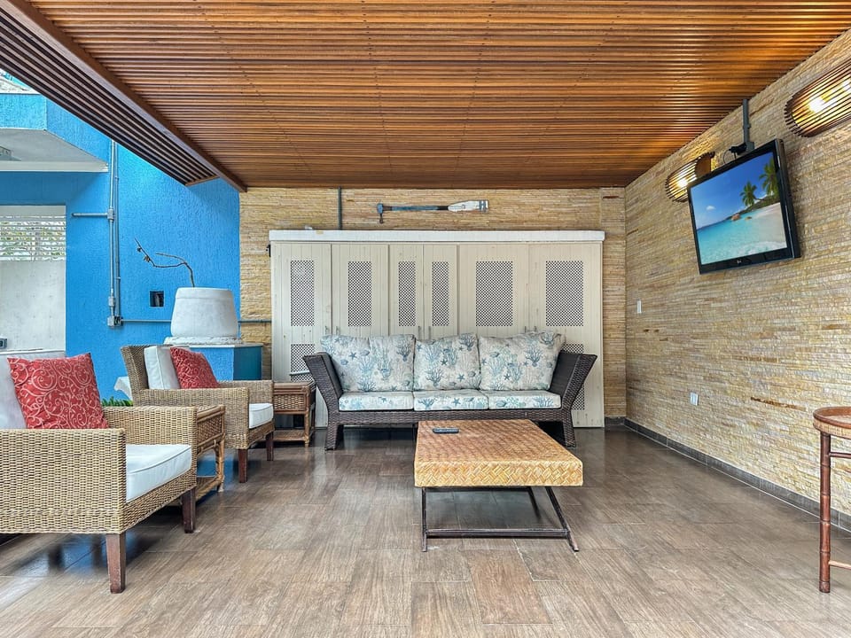 Communal lounge/ TV room, TV and multimedia, Seating area