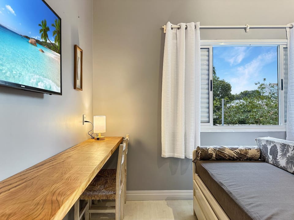 TV and multimedia, Photo of the whole room, Bedroom