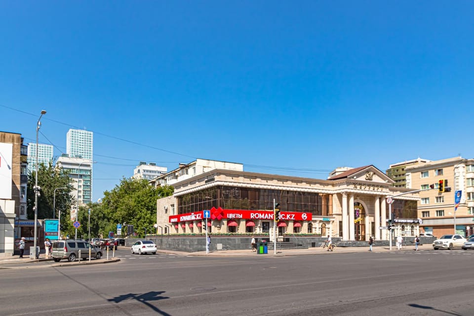 Property building, Day, Neighbourhood, City view, Street view, Location, Parking