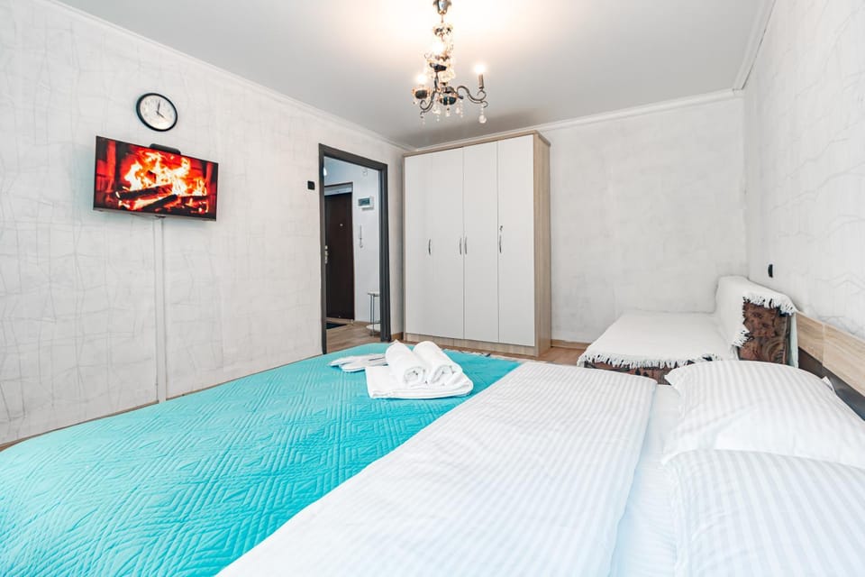 Bed, TV and multimedia, Photo of the whole room, Bedroom, towels