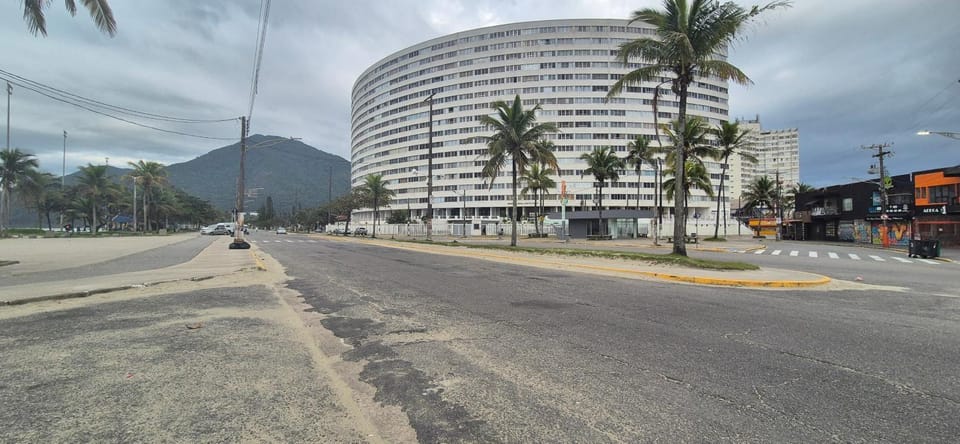 Apto em Frente ao Mar - Prédio Redondo Apartment in Peruíbe
