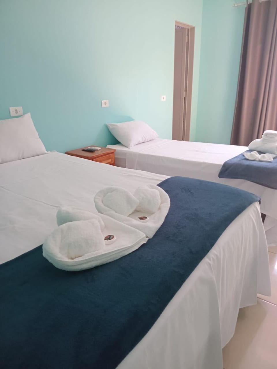 Bed, Bedroom, towels