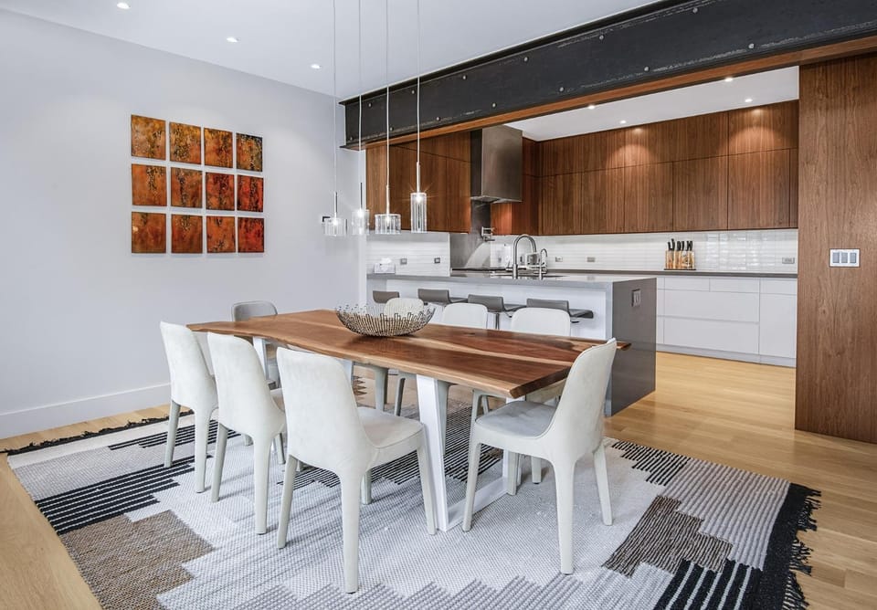 Kitchen or kitchenette, Dining area