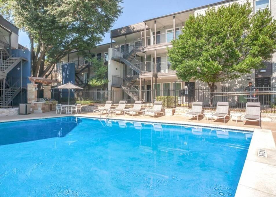 SoLa OASIS 2BR King Suite, Fully Stocked kitchen, Pool & Gym Apartment in Austin