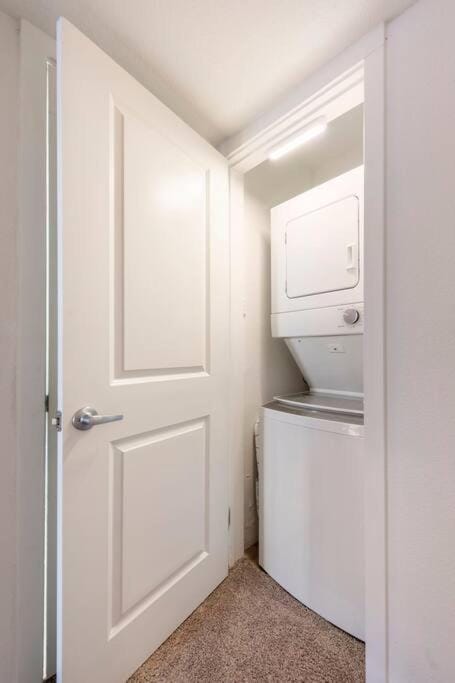 SoLa OASIS 2BR King Suite, Fully Stocked kitchen, Pool & Gym Apartment in Austin