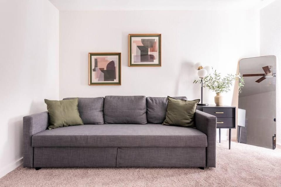 SoLa OASIS 2BR King Suite, Fully Stocked kitchen, Pool & Gym Apartment in Austin