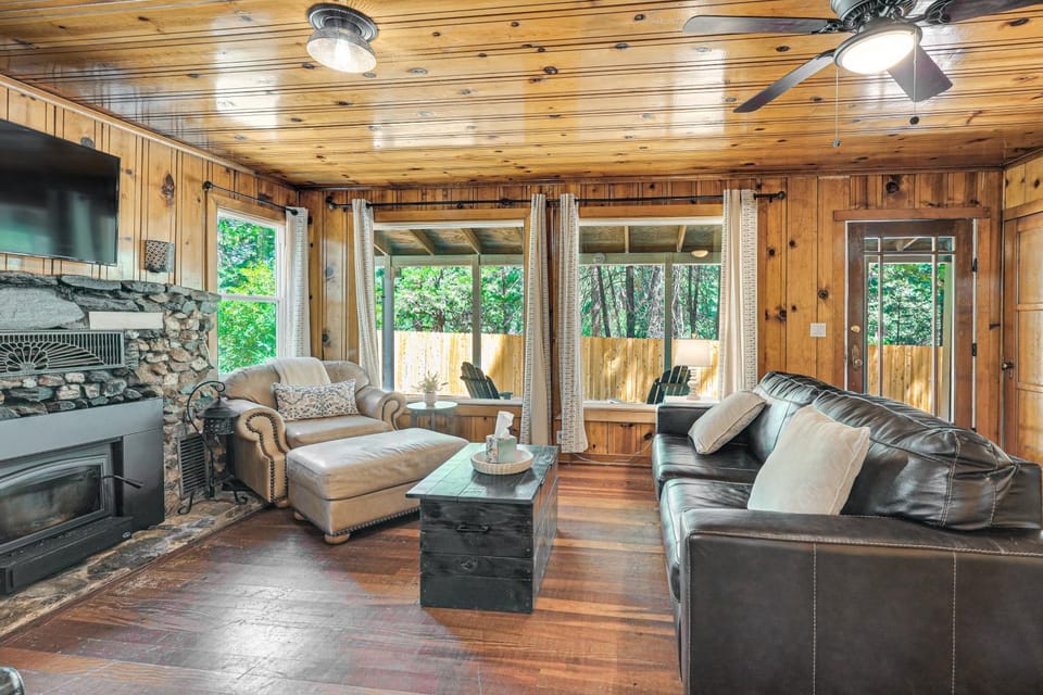 Walk to Winery Cozy Cabin with Fire Pit in Murphys Cabin in Murphys