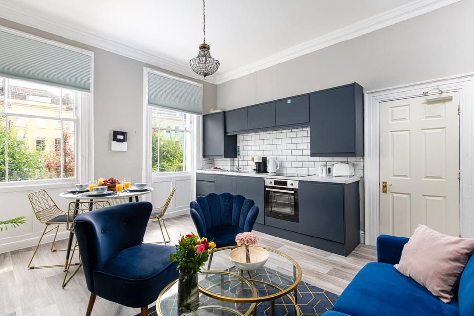 Kitchen or kitchenette, Living room, Seating area, Dining area, stove