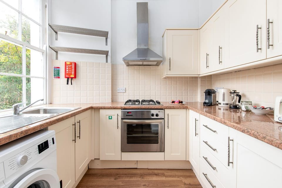 Coffee/tea facilities, Kitchen or kitchenette, stove, toaster