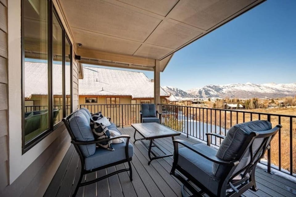 Balcony/Terrace, Seating area, Mountain view