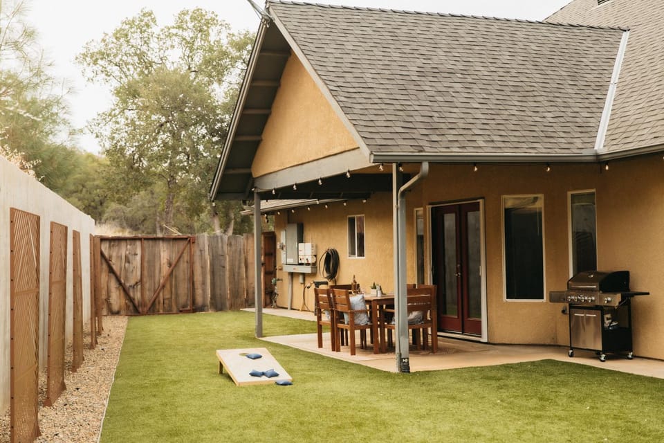 Property building, Patio, Day, Garden, Dining area, Garden view, pet friendly