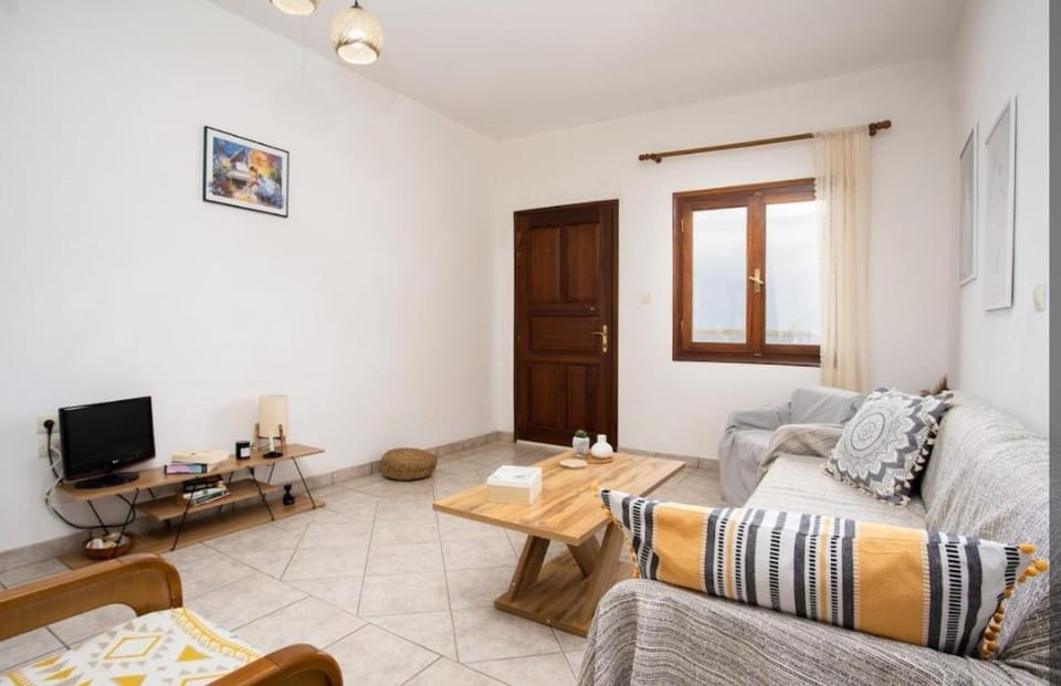 Bed, TV and multimedia, Living room, Seating area