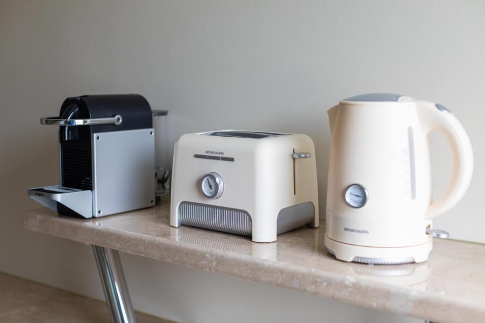 Coffee/tea facilities, toaster