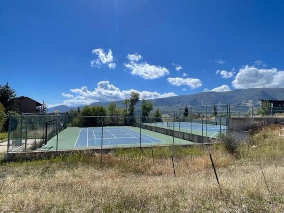 Tennis court, Mountain view