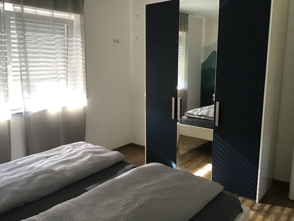 Photo of the whole room, Bedroom, wardrobe