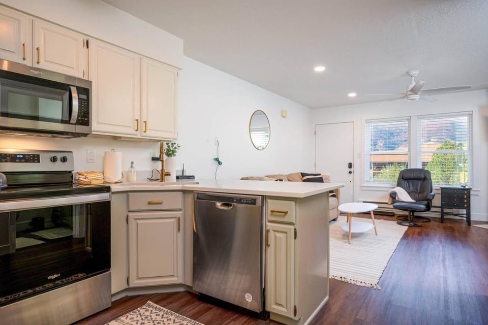Kitchen or kitchenette, Living room, dishwasher, microwave, oven, stove