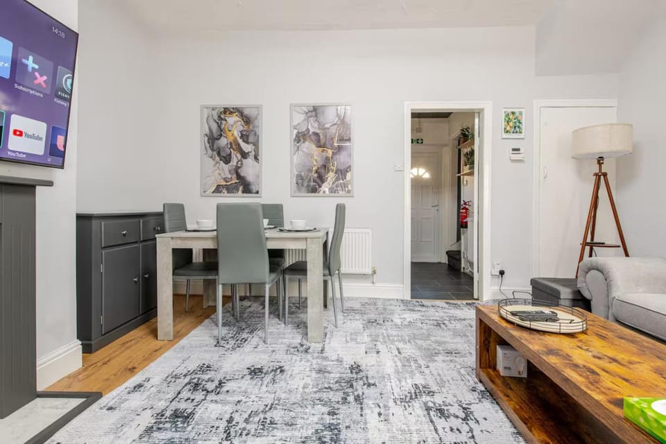 TV and multimedia, Living room, Seating area, Dining area