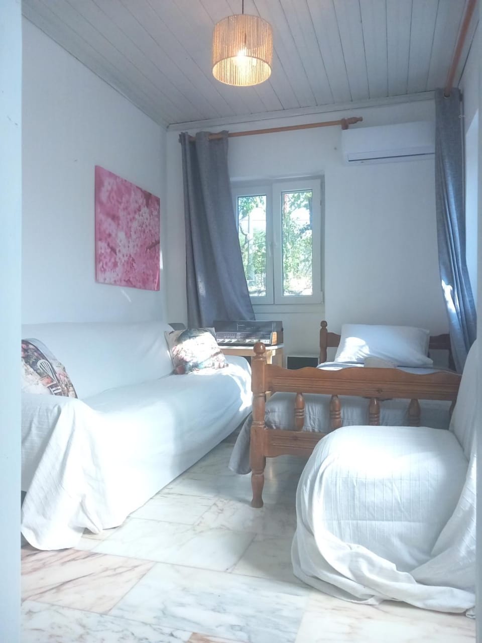 Living room, Photo of the whole room