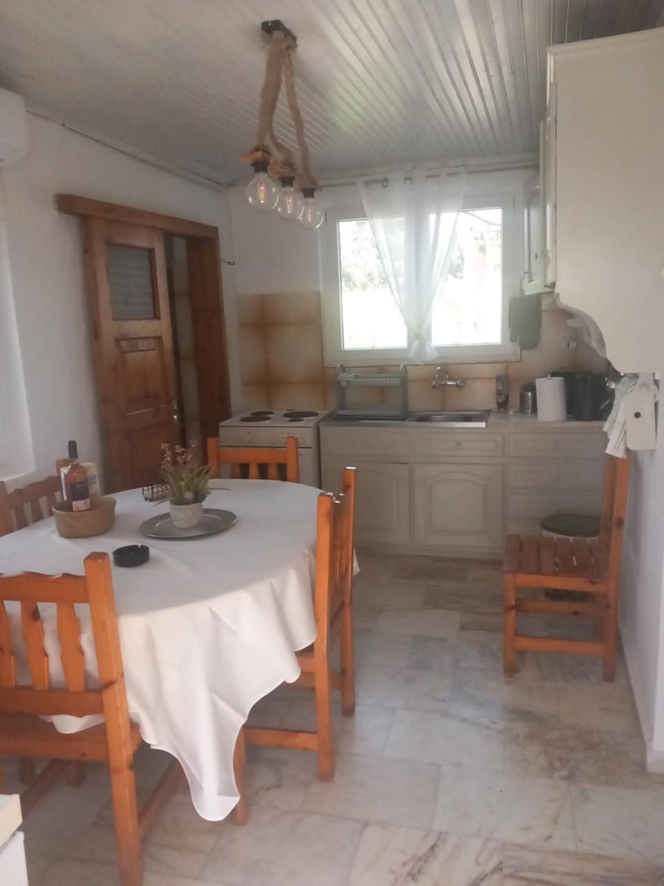 Kitchen or kitchenette, Dining area
