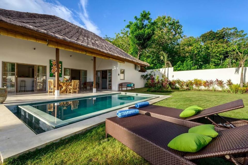 Swimming pool, sunbed