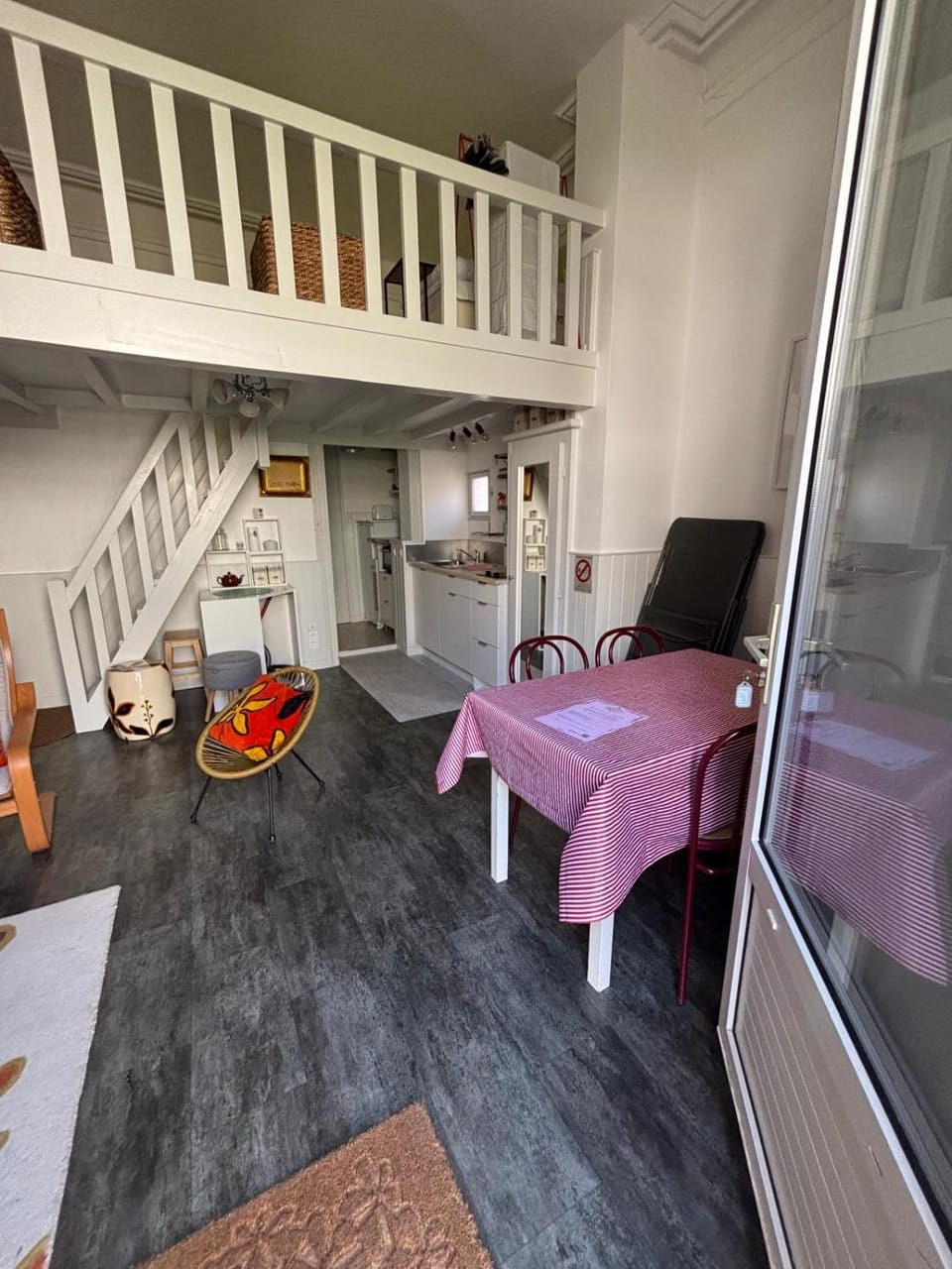 Seating area, Dining area