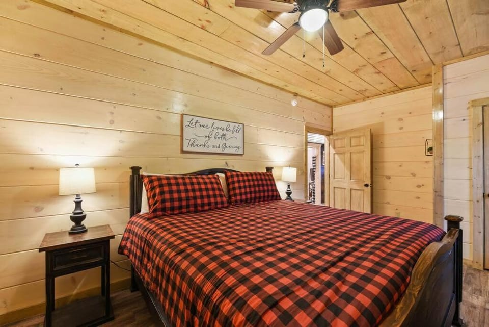 4BD-2BH-Pool Community-Hottub-Parking-Wifi House in Pigeon Forge