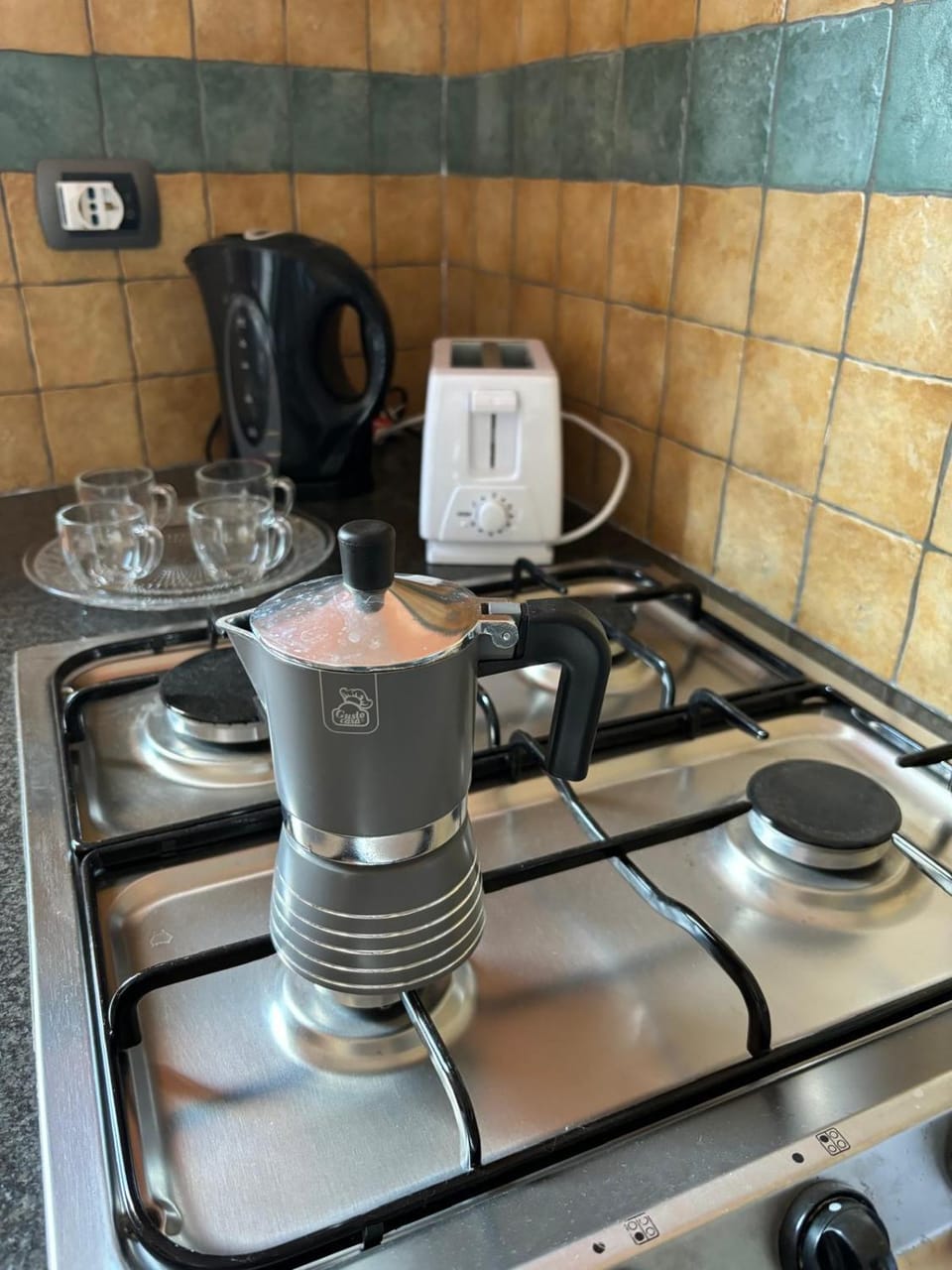 Coffee/tea facilities, Kitchen or kitchenette, stove, toaster