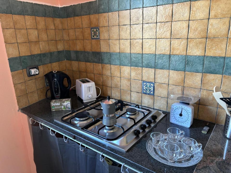 Coffee/tea facilities, Kitchen or kitchenette, stove, toaster