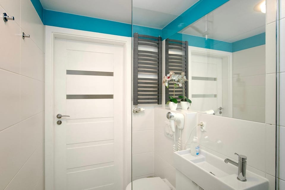 Shower, Bathroom, hair dryier