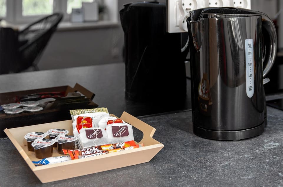 Coffee/tea facilities, Kitchen or kitchenette, kitchen, kitchen