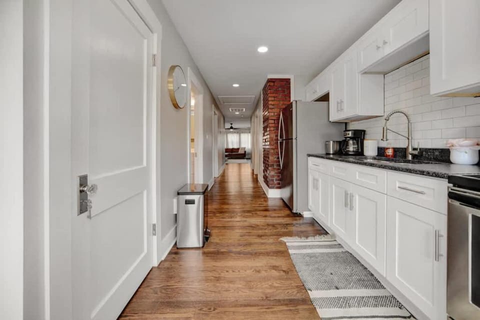 Lavish Flat w King Bed in near DT Food & Shops House in Jefferson County