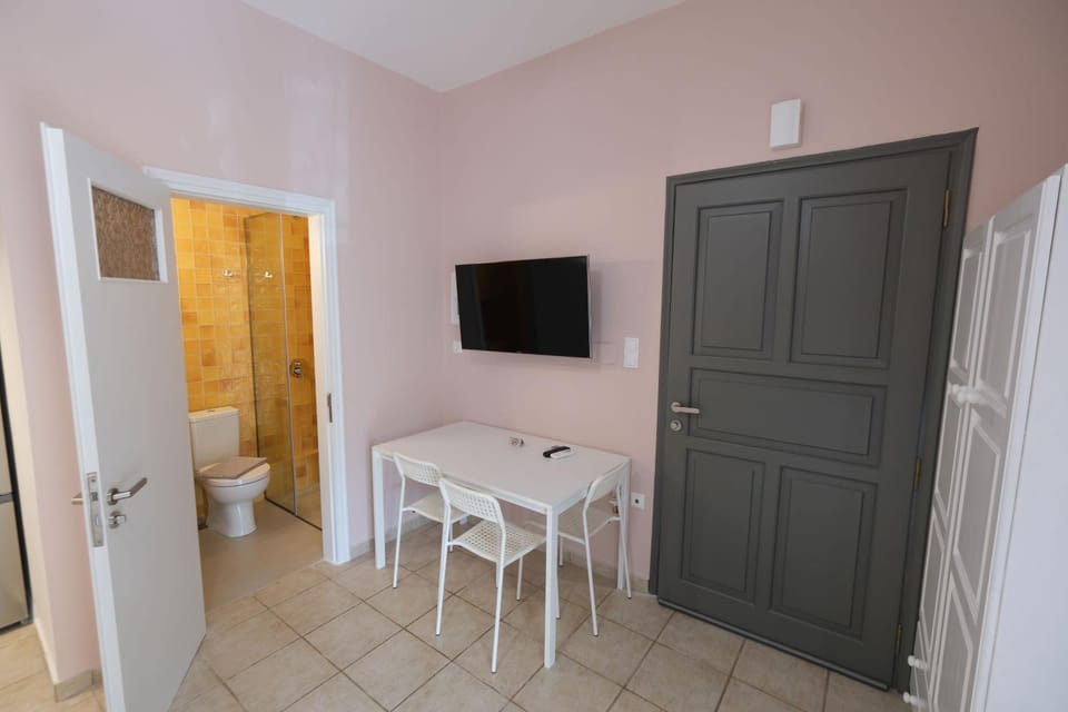 Toilet, Bathroom, TV and multimedia, Dining area