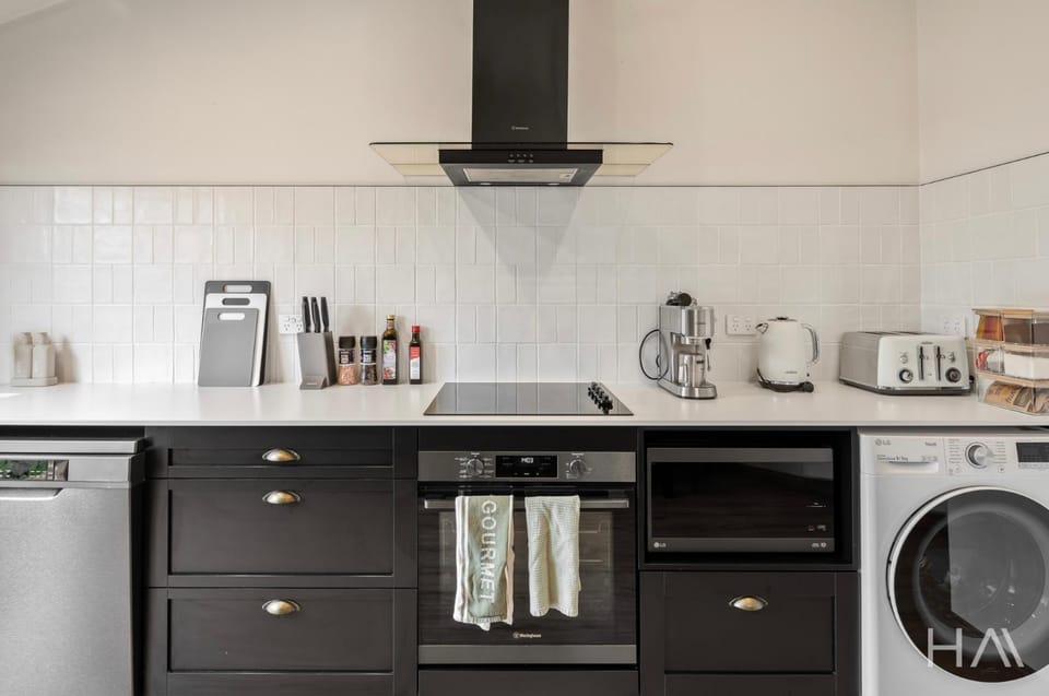 Coffee/tea facilities, Kitchen or kitchenette, dishwasher, stove, toaster, washing machine, dryer