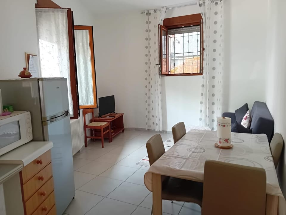 TV and multimedia, Seating area, Dining area