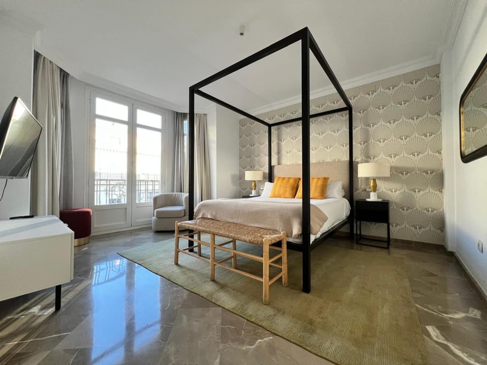 Bed, TV and multimedia, Photo of the whole room, Bedroom