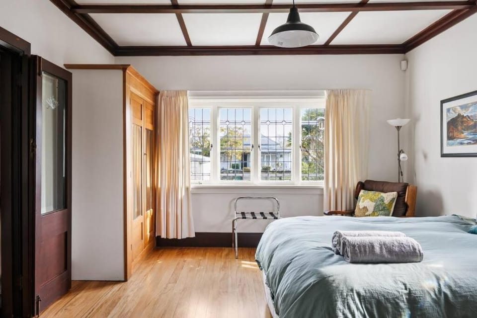 600m to CBD - Riverfront Home House in Gisborne