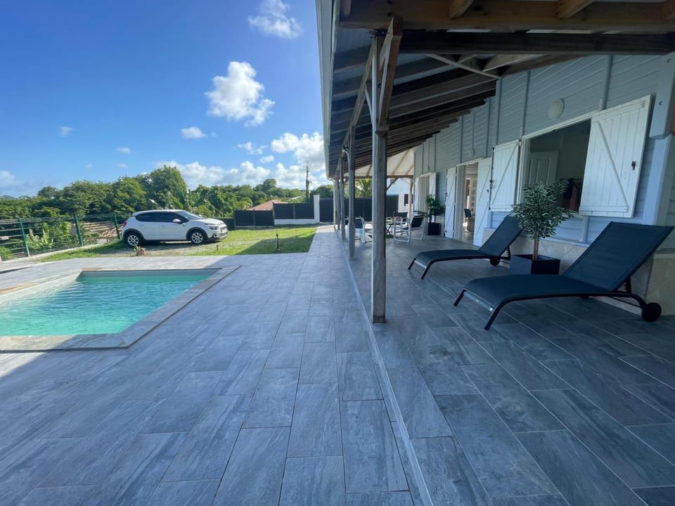 Property building, Balcony/Terrace, Pool view, Swimming pool, Parking, sunbed