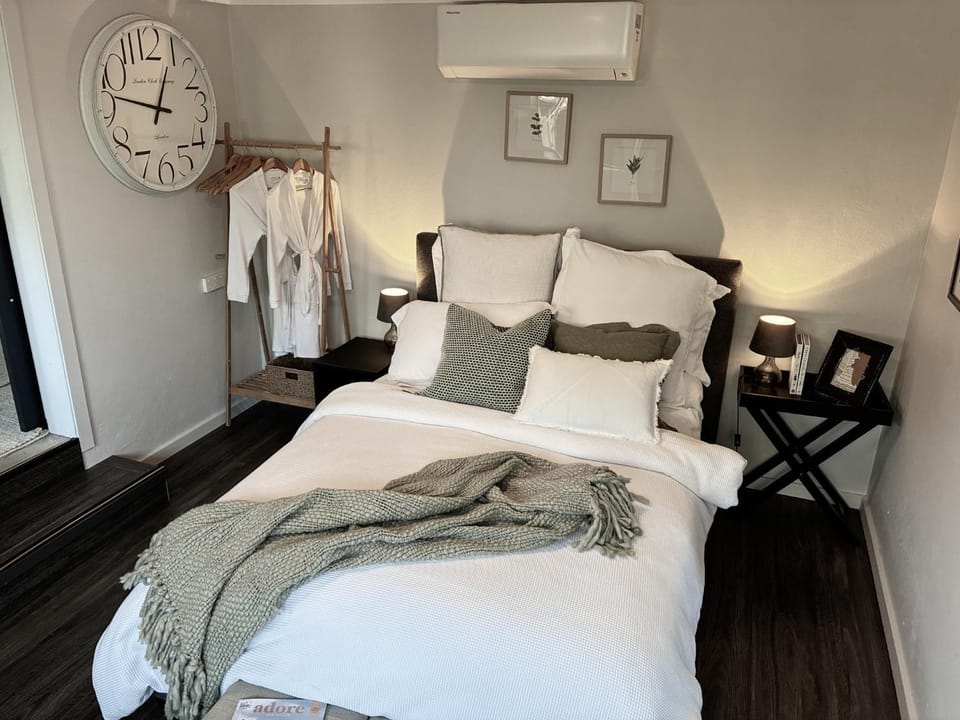 Bed, Photo of the whole room, Bedroom, air conditioner