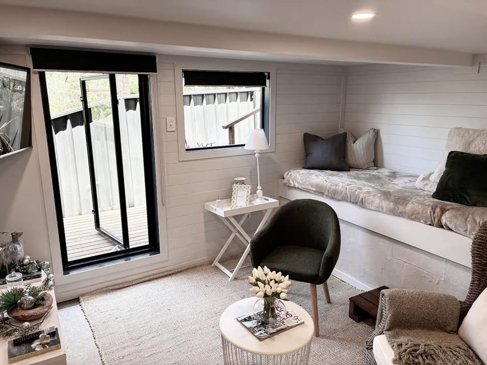 Bed, Living room, Photo of the whole room, Seating area