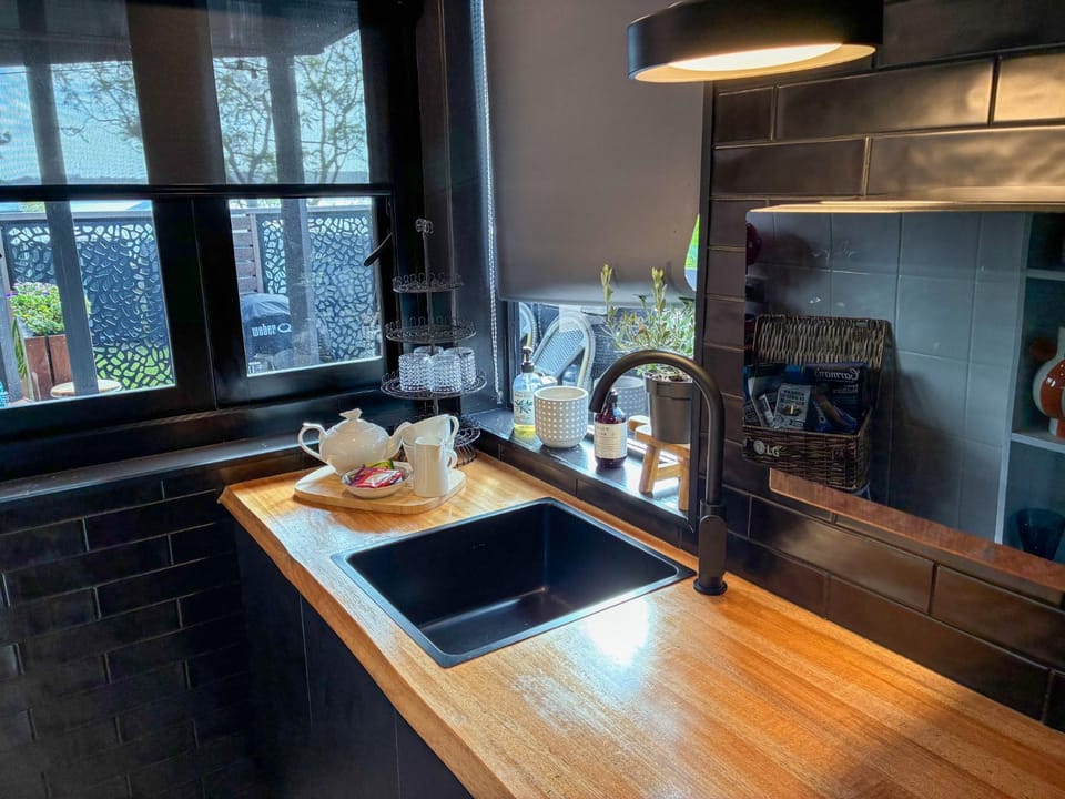 Kitchen or kitchenette, Food and drinks, Food, minibar