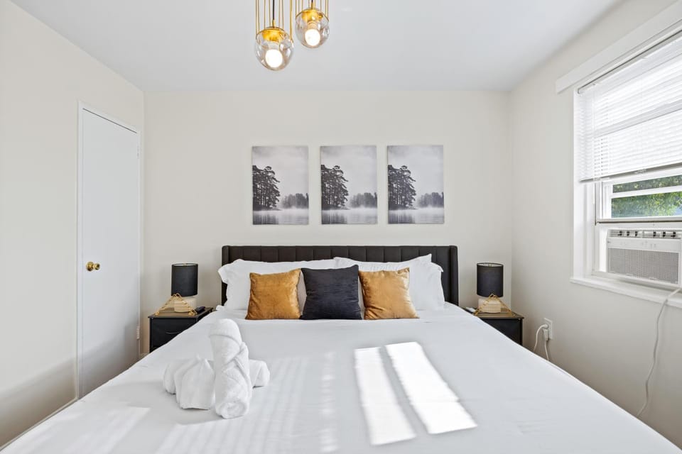 --Free Parking & 2 King Beds -- Vintage Retreat -- Floyd's Freedom House in Alexandria