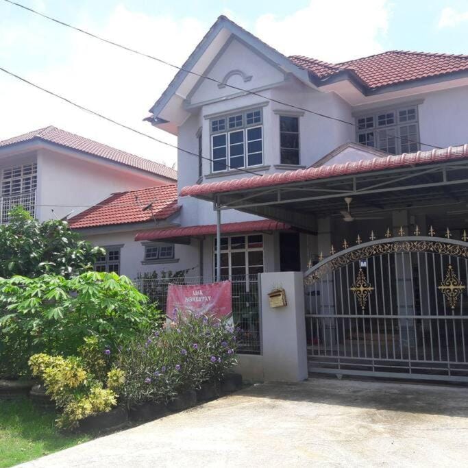 Homestay Kota Bharu Liyahana 4R3B 10 pax House in Malaysia
