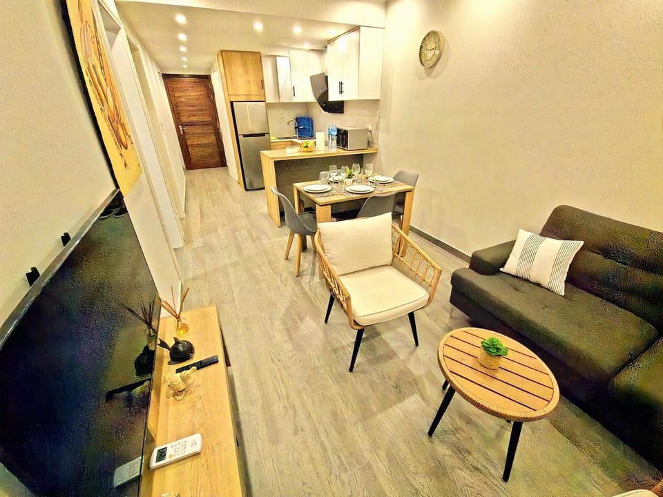 Communal lounge/ TV room, TV and multimedia, Kitchen or kitchenette, Living room, Seating area, Dining area, microwave, stove, stove, air conditioner, air conditioner