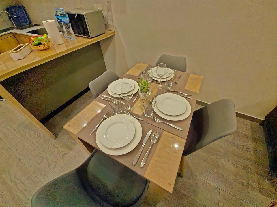 Kitchen or kitchenette, Living room, Seating area, Dining area, microwave